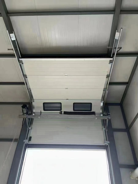 大型工業(yè)提升門.jpg 大型工業(yè)提升門.jpg